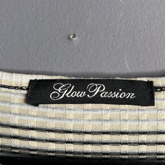 Glow Passion Cream and Black Striped Cold Shoulder Top Size Small - Picture 2 of 8